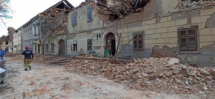 Slika: Davor Pažanin - Posljedice razornog potresa